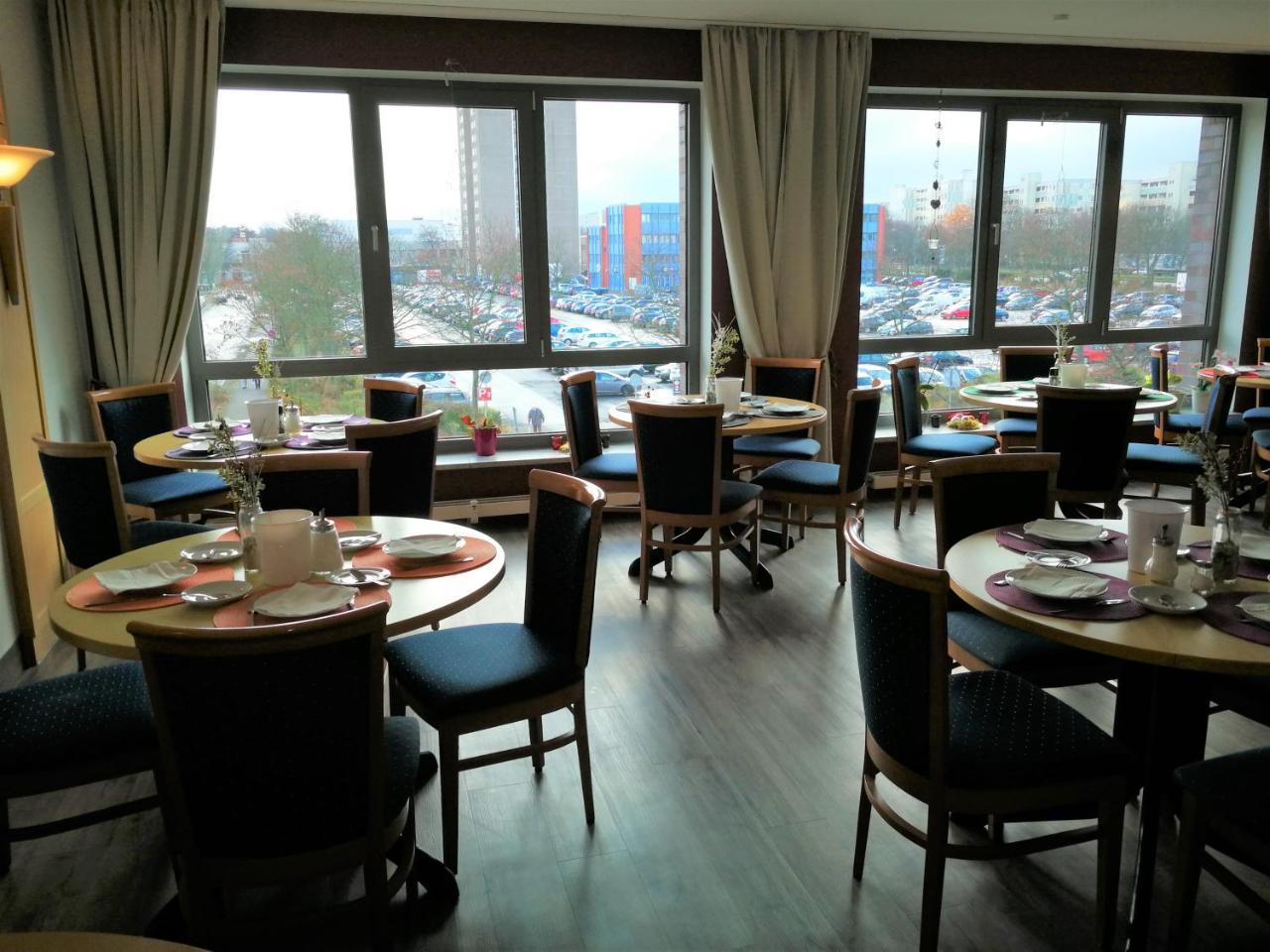 Hotel Near By Laatzen Bagian luar foto