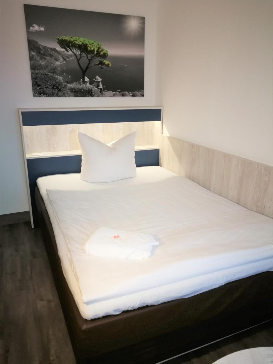 Hotel Near By Laatzen Bagian luar foto