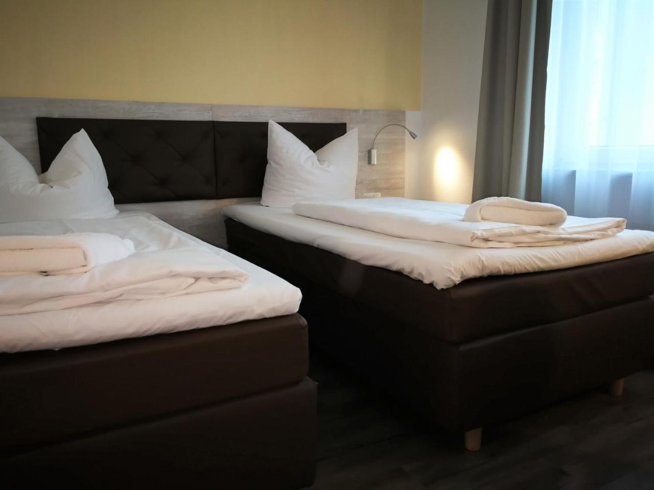 Hotel Near By Laatzen Bagian luar foto