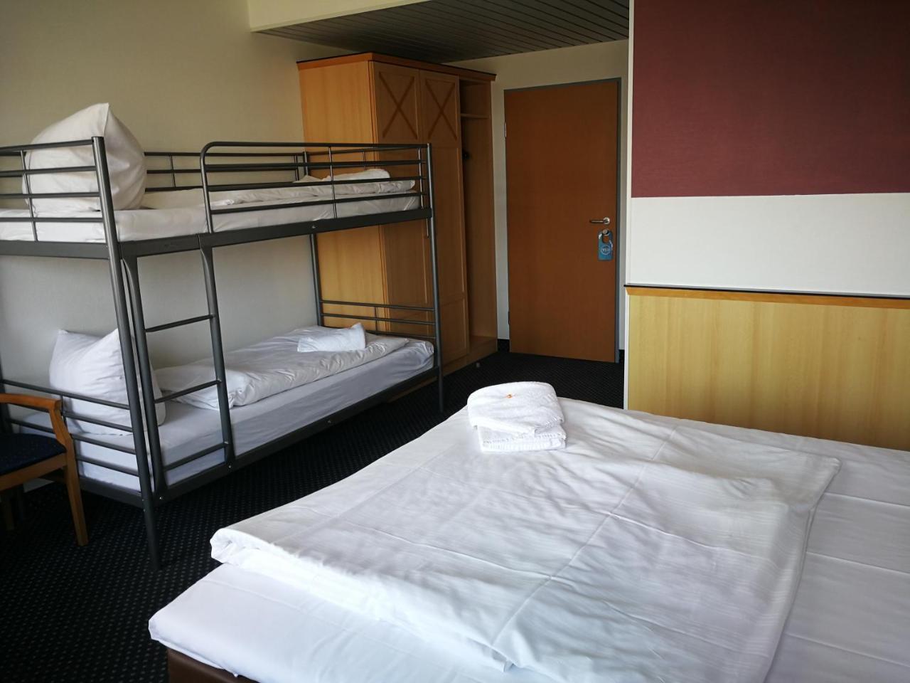 Hotel Near By Laatzen Bagian luar foto