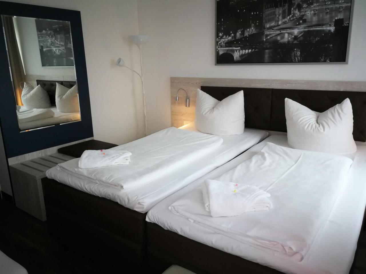 Hotel Near By Laatzen Bagian luar foto