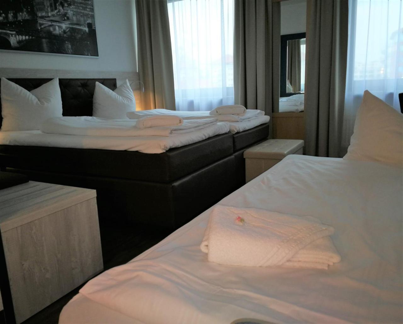 Hotel Near By Laatzen Bagian luar foto